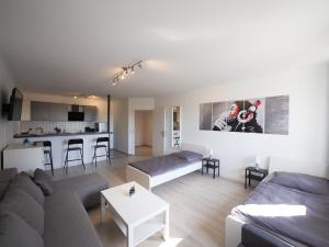 a living room with a couch and a kitchen at Seth - Monteursunterkunft - Einzelbetten - gute Anbindung - Bettwäsche in Seth