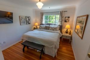 una camera da letto con un letto grande e una finestra di Family Cottage at Horner Park a Victoria