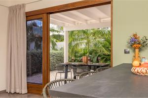 Un jardín fuera de Pal'i Koko, modern appartement 5 min vanaf Mambo 24 fotos más