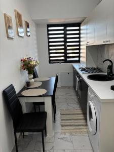 Η κουζίνα ή μικρή κουζίνα στο Apartament ștrand