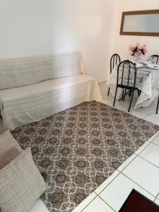 un soggiorno con un tappeto sul pavimento di Aparatamento mobiliado residencial Sol e Mar a Ilhéus