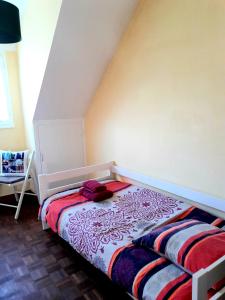 a bedroom with a bed in a room at Maison sur la Presqu'île de Plougastel in Plougastel-Daoulas