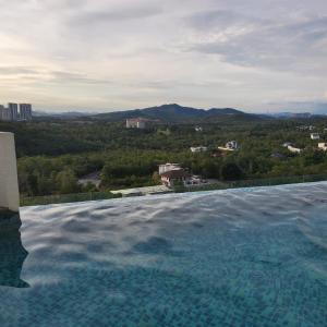 Bazén v ubytování Mesahill HomeStay Nilai nebo v jeho okolí