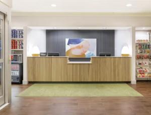 バーズタウンにあるSpark by Hilton Bardstownの売店ロビー