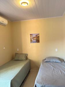 Una cama o camas en una habitación de Residência j&m