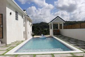 - une piscine dans la cour d'une maison dans l'établissement Eshae Living - Cosy 2BR with breakfast & pool, à Stanmore Grove