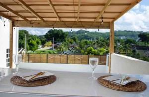 - une table avec des verres et des serviettes sur le balcon dans l'établissement Eshae Living - Cosy 2BR with breakfast & pool, à Stanmore Grove