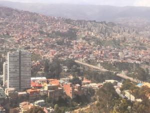 - une vue sur une ville avec des bâtiments sur une montagne dans l'établissement 歇脚休息, à La Playa Bejarano