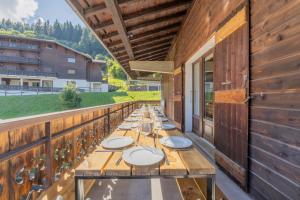 een rij tafels op het balkon van een gebouw bij Combe Humbert Apartment - Snow and Trek- Morzine in Morzine