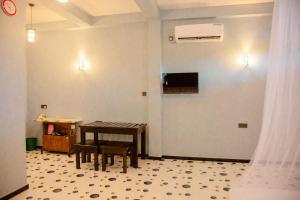 Una habitación con una mesa y sillas y un televisor. en My Safari Resort, en Tissamaharama