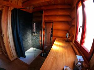 Bilik mandi di Feel Timber House +13 gambar