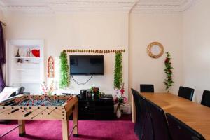 Una sala de estar con una mesa con un tablero de ajedrez. en Edinburgh Central Lauriston Aparthotel, en Edimburgo 21 fotos más