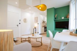 TV a/nebo společenská místnost v ubytování Le Chenavard III-coeur Lyon-Central air conditioning