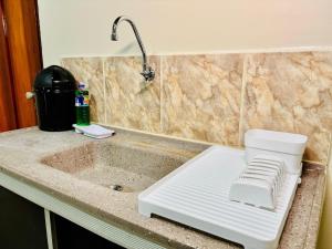 - un comptoir de cuisine avec un lavabo et des toilettes dans l'établissement Casa ao lado do Sebrae, à Macapá 37 autres photos