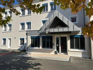 een groot wit gebouw met een balkon bij Centre de la Solitude du Sauveur in Le Mans