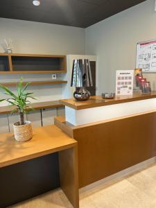 een kassa in een tandartspraktijk met een potplant bij Centre de la Solitude du Sauveur in Le Mans