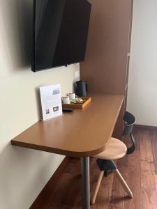 een bureau in een kamer met een tafel en stoelen bij Centre de la Solitude du Sauveur in Le Mans +21 foto's
