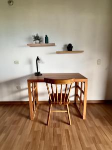 a wooden desk with a lamp and a chair at Entre Cafetales in Jardin