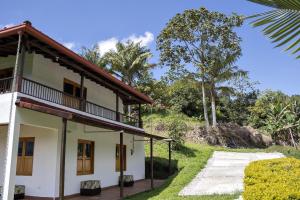 a house with a pathway next to a building at Entre Cafetales in Jardin