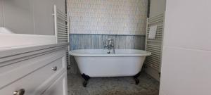 ハンティンドンにあるSizeable 4 bed property on Huntingdon Ring roadの浴槽と洗面台のある白いバスルーム +21枚の写真