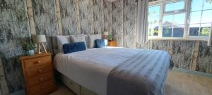 ハンティンドンにあるSizeable 4 bed property on Huntingdon Ring roadのベッドと窓のある寝室