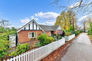 ハンティンドンにあるSizeable 4 bed property on Huntingdon Ring roadの白い塀を敷いたレンガ造りの家