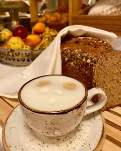 グミュントにあるHotel & Restaurant Sternのパンの横に置かれたコーヒーカップ