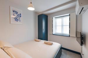 a hospital room with a bed and a window at Ponto Alto Hotel in Lisbon