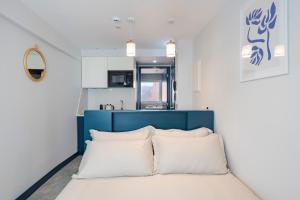 a room with a bed with white pillows at Ponto Alto Hotel in Lisbon
