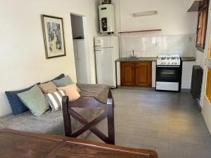 un salon avec un canapé et une cuisine dans l'établissement Departamento Centrico, à Tandil