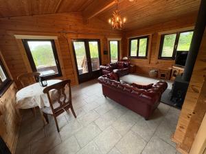 Χώρος καθιστικού στο Brynmeini Lake Lodge