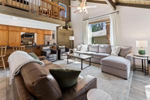 un salon avec un canapé et une table dans l'établissement 2 Landrise, à Sunriver