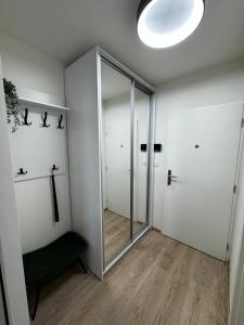 Ένα μπάνιο στο Smarty Choice Living with Netflix - Kubánské náměstí