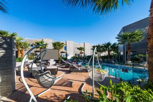 Bazén v ubytování منتجع رينيوم القيروان الرياض nebo v jeho okolí