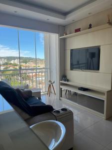 Μια τηλεόραση ή/και κέντρο ψυχαγωγίας στο Apartamento suíte com estacionamento