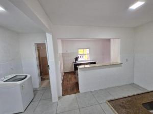 Η κουζίνα ή μικρή κουζίνα στο Quarto em Valparaiso +3 φωτογραφίες