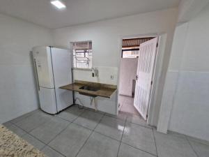 Η κουζίνα ή μικρή κουζίνα στο Quarto em Valparaiso