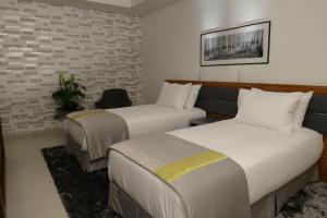 Postel nebo postele na pokoji v ubytování Warwick Stone 55 Hotel Beirut