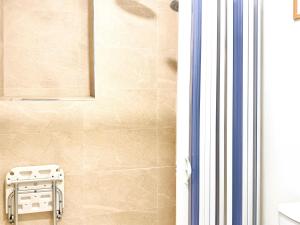 ein Badezimmer mit Waschbecken und Dusche in der Unterkunft COSTA by Hawkins BajoA in Algeciras + 10 Fotos