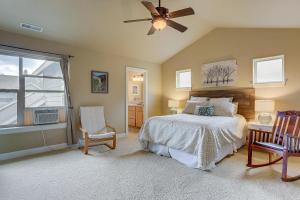 une chambre avec un lit et un ventilateur de plafond dans l'établissement Aspen Ridge, à Bend
