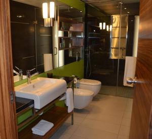 Koupelna v ubytování Warwick Stone 55 Hotel Beirut