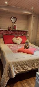 ein großes Bett mit zwei Teddybären darauf in der Unterkunft Rhododendron - La Roulotte Cocoon in Gèdre