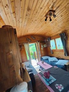 ein Zimmer mit einem Tisch in einer Hütte in der Unterkunft Edelweiss - Reves Douillets in Gèdre