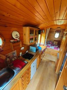 einen Blick über eine Küche in einem Blockhaus in der Unterkunft Gentiane - Le Nid Nomade in Gèdre