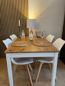 レーアにあるFerienwohnung Altstadt Perle_ 15164の木製テーブル(グラス2杯、ワイン1本付)