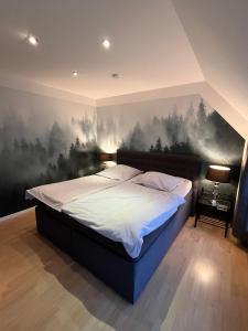 Un dormitorio con una cama con un cuadro en la pared. en Ferienwohnung Altstadt Perle_ 15164, en Leer 25 fotos más