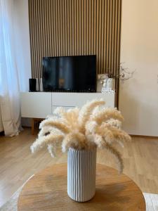 レーアにあるFerienwohnung Altstadt Perle_ 15164の白花瓶