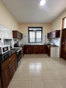 Η κουζίνα ή μικρή κουζίνα στο Apartment in Arusha City Centre AICC