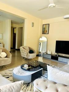 Μια τηλεόραση ή/και κέντρο ψυχαγωγίας στο Apartment in Arusha City Centre AICC