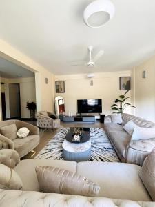 Χώρος καθιστικού στο Apartment in Arusha City Centre AICC
